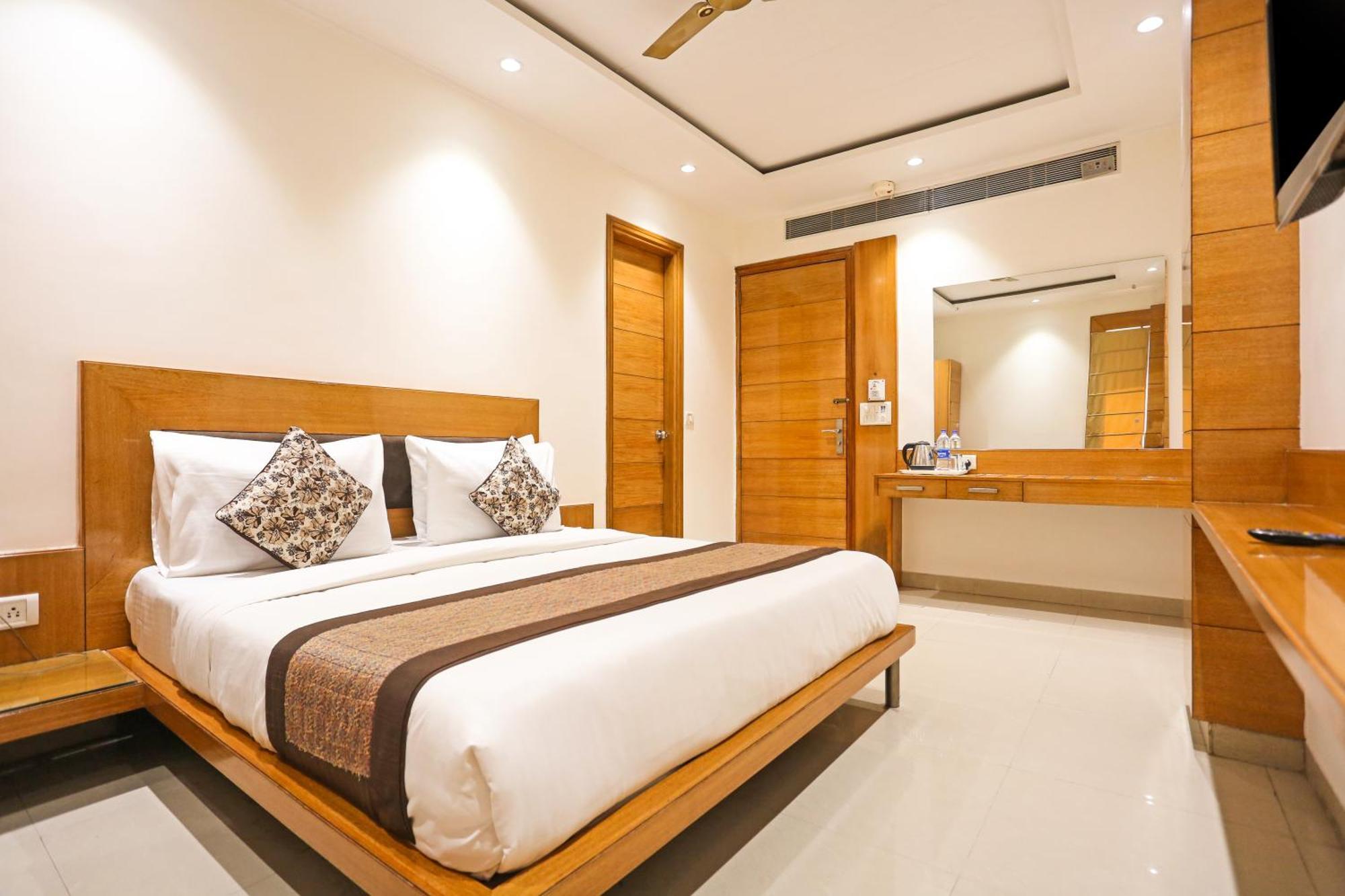 Hotel Silky Palace Near Igi Airportt ニューデリー エクステリア 写真