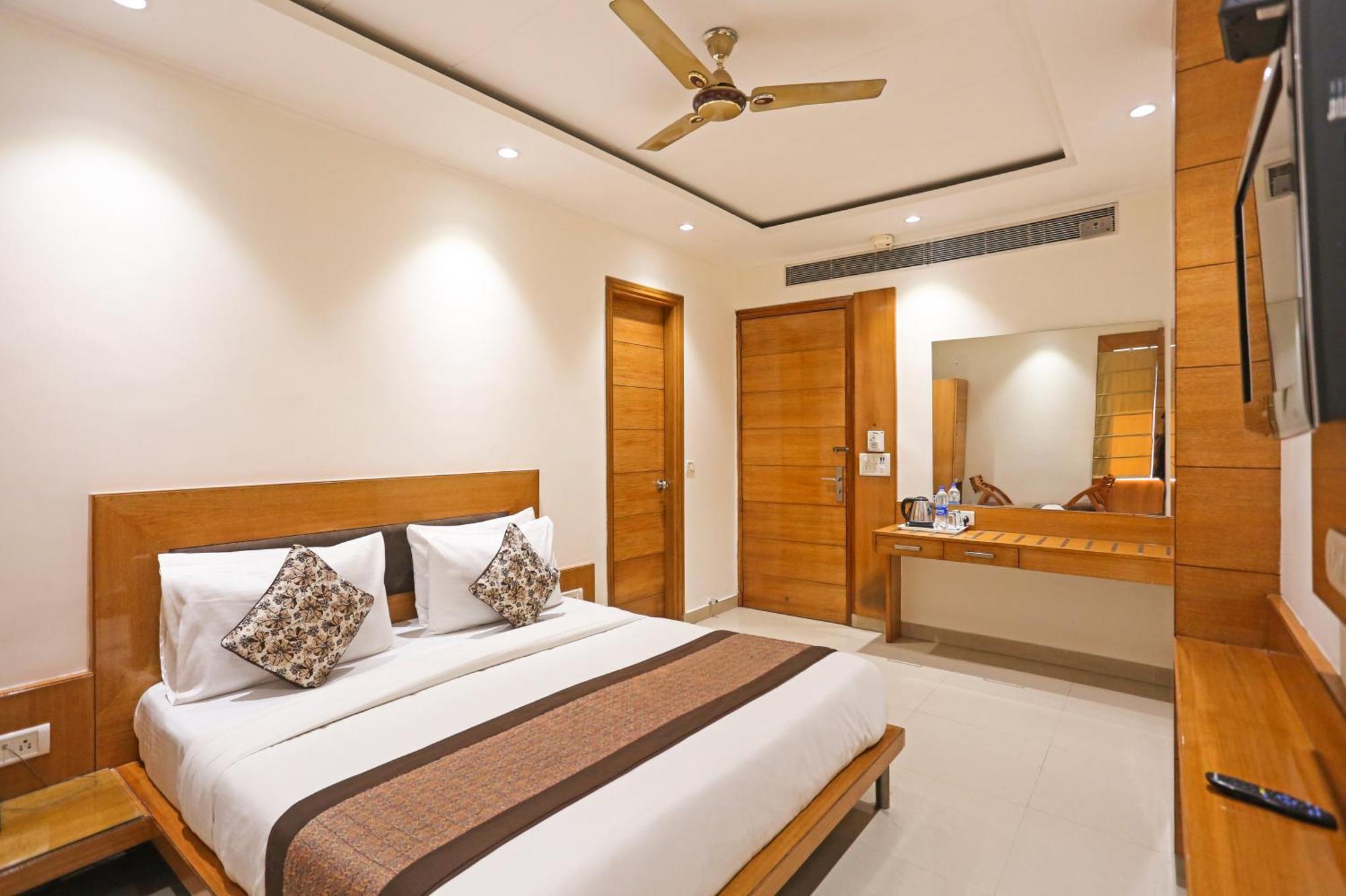 Hotel Silky Palace Near Igi Airportt ニューデリー エクステリア 写真