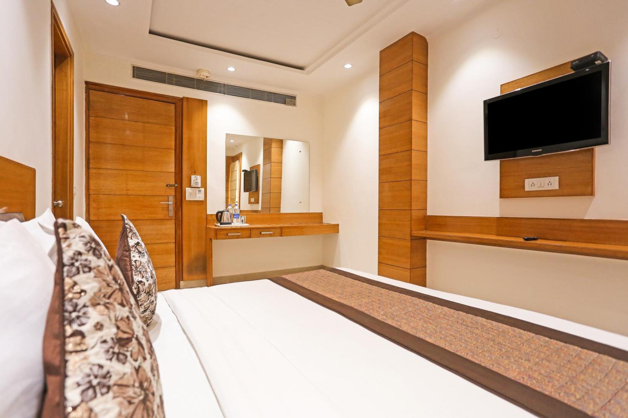Hotel Silky Palace Near Igi Airportt ニューデリー エクステリア 写真