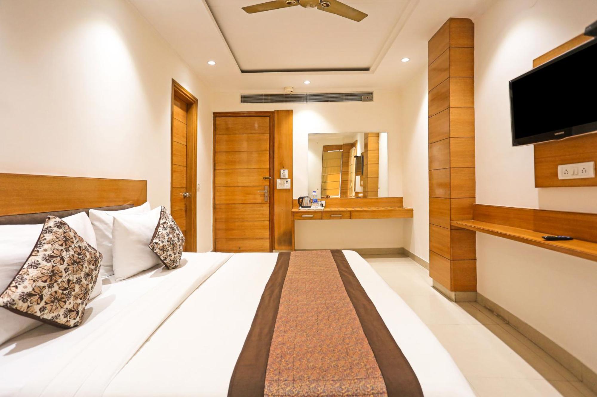 Hotel Silky Palace Near Igi Airportt ニューデリー エクステリア 写真